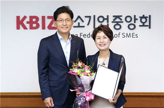 송재희 중소기업중앙회 상근부회장이 이종숙 천광애드컴 대표(오른쪽)와 우수여성기업인 시상 이후 기념촬영을 하고 있다.
