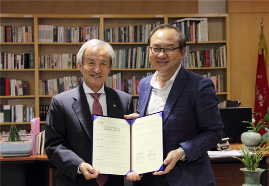 디큐브아트센터가 한국예술종합학교와 업무협약(MOU)을 체결했다. 좌측부터 김민홍 대표, 김봉렬 총장.
