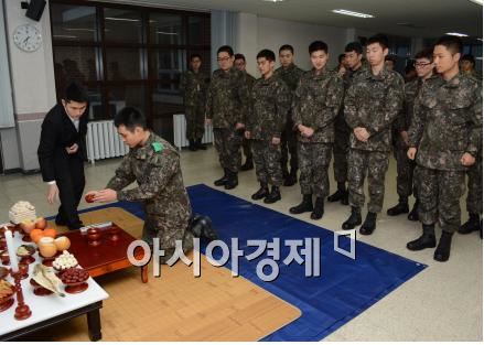 [명절에 보는 장병들의 먹거리⑤]명절때 받던 군위문품 ‘과자에서 러닝머신으로’