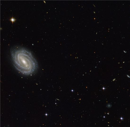 '암흑 물질'과 '빛의 은하'…우주를 만들다 