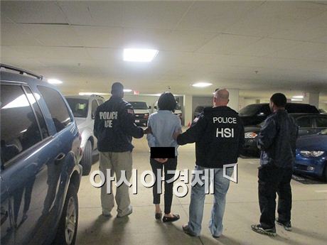 ▲ 4일(현지시간) 미국 버지니아주에서 체포된 김혜경 한국제약 대표가 수사관들에 의해 압송되고 있다. 