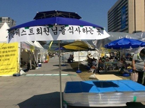 지난 9월, 일베 회원들은 세월호 유가족들이 있는 광화문에서 먹거리 집회를 열어 논란을 일으킨 바 있다. 