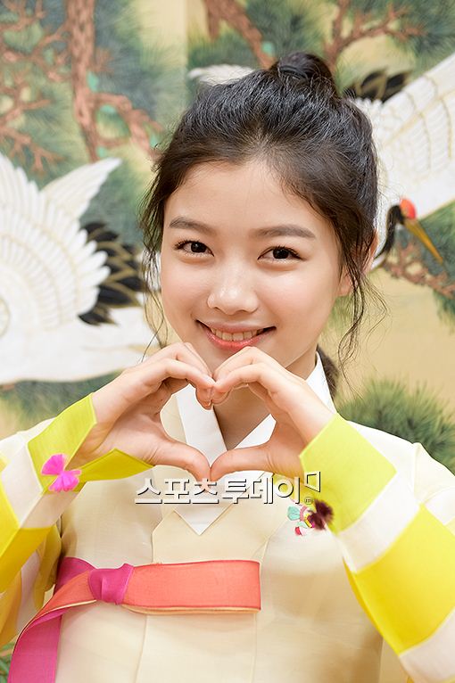 김유정 [의상협찬 = 박술녀 한복]