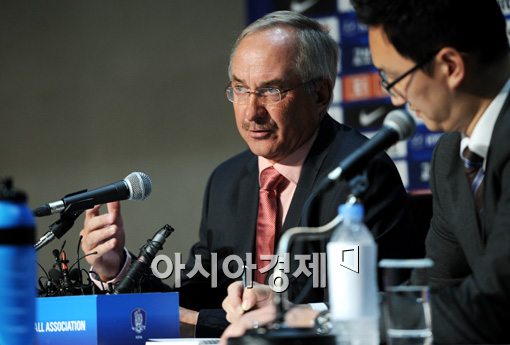 [포토]취임 기자회견하는 울리 슈틸리케 감독
