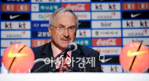 [포토]슈틸리케 감독,'이기는 축구 하겠습니다.'