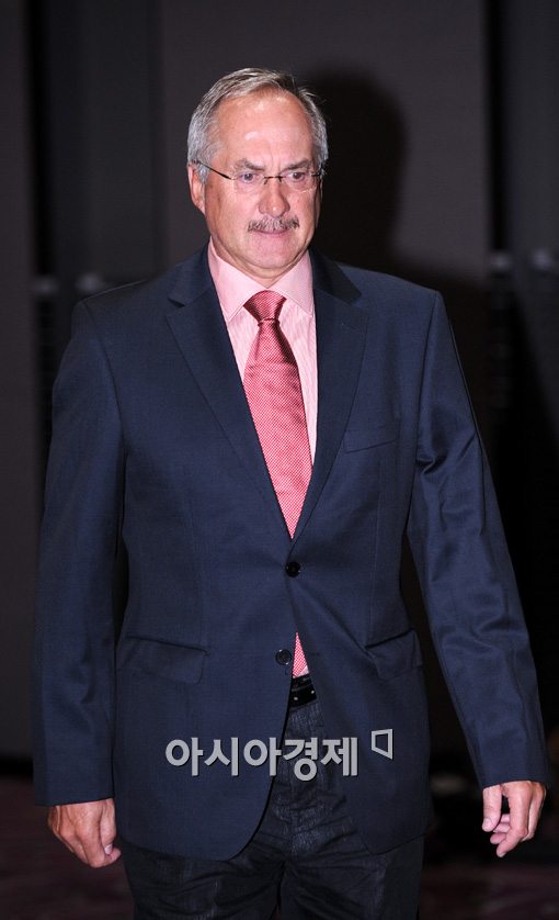 [포토]취임 기자회견장 들어서는 슈틸리케 감독