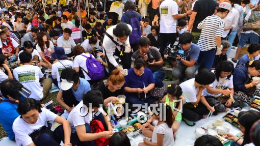 [포토]음식 나눠 먹는 세월호 유가족들과 시민들