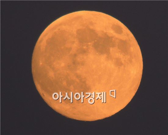 추석인 8일은 전국이 대체로 맑은 가운데 광주광역시 시가지에 슈퍼 보름달이 떴다. 더도말고 덜더말고 슈퍼문만 같아라 소원빌어보세요.