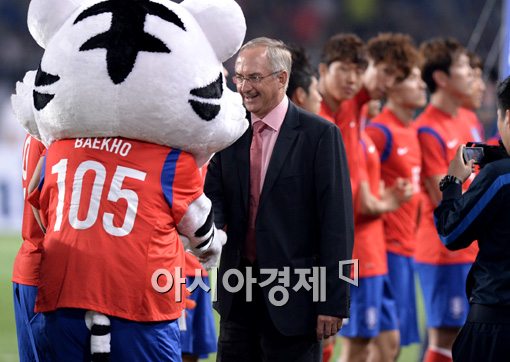 [포토]경기 후 선수들과 인사하는 슈틸리케 감독