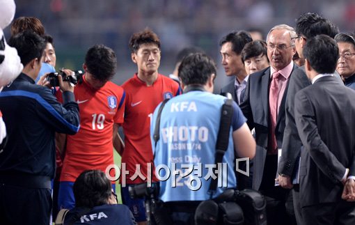 [포토]경기 마친 선수들과 인사하는 슈틸리케 감독