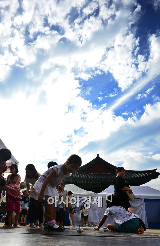 [포토]팽이치는 아이들 