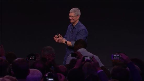 10일 애플 CEO 팀 쿡이 신제품을 발표하고 있다.  