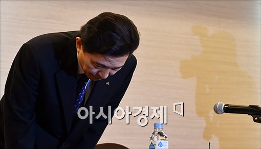 [포토]고개숙인 임영록 회장