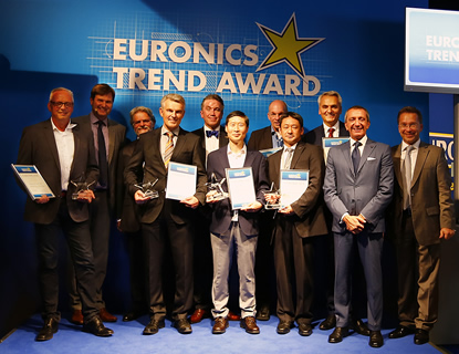 ▲한즈 카펠스 유로닉스 회장(왼쪽 다섯번째)과 이선우 삼성전자 유럽총괄 부사장(왼쪽 여섯번째), 유로닉스 관계자들과 또다른 수상자들이 IFA 2014 유로닉스 트렌드 어워드 수상 후 기념촬영을 하고 있다. 