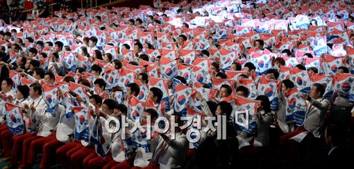 [포토]태극기 스카프 흔들며 선전 다짐하는 대한민국 선수단