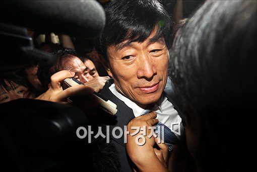 [포토]멱살잡힌 원세훈 전 국정원장