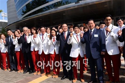 지난 11일 서울 송파구 올림픽공원 올림픽홀에서 열린 인천 아시안게임 결단식에 참석한 국가대표 선수들과 정부 관계자들이 주먹을 쥐어보이며 선전을 다짐하고 있다.[사진=김현민 기자]