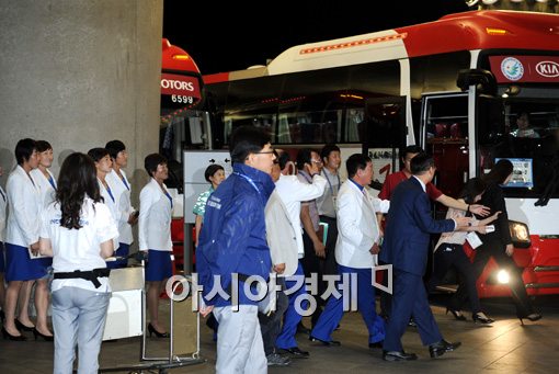 [포토]버스에 오르는 북한 선수단