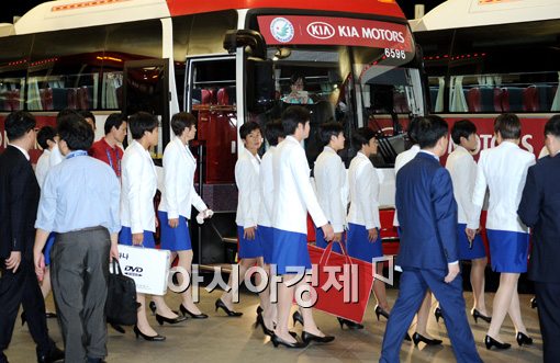 [포토]북한 선수단 입국, '눈길 끄는 단정한 단복'