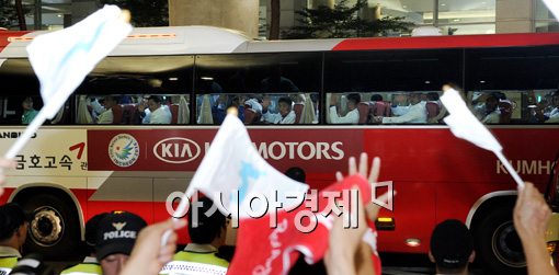 [포토]환영 인파에 손 흔드는 북한 선수들