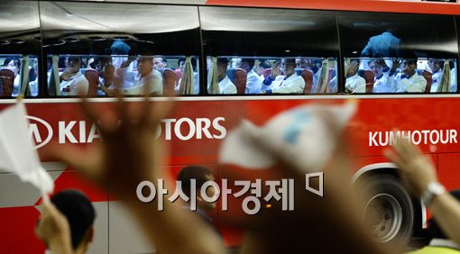 [포토]북한 선수단 입국,'반갑습니다'