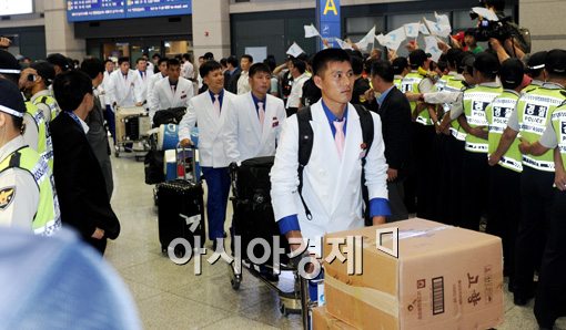 [포토]경찰들의 경호 받으며 입국하는 북한 선수단