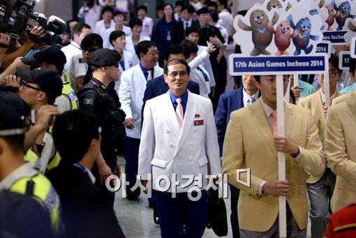 [포토]인천공항 입국장 들어서는 북한 선수단