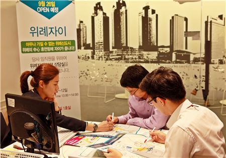 11일 서울 청진동 그랑서울 GS건설 본사에 마련된 위례자이 분양 상담실에서 GS건설 임직원이 분양 상담을 받고 있다.