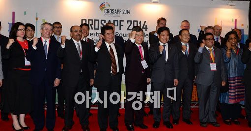 [포토]화이팅 외치는 윤상직 산업부 장관 