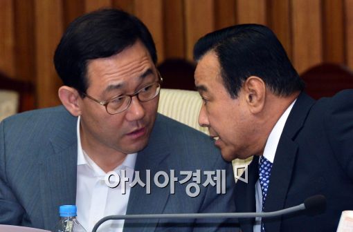 [포토]대화 나누는 이완구-주호영 