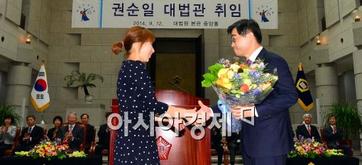[포토]꽃다발 받는 권순일 대법관