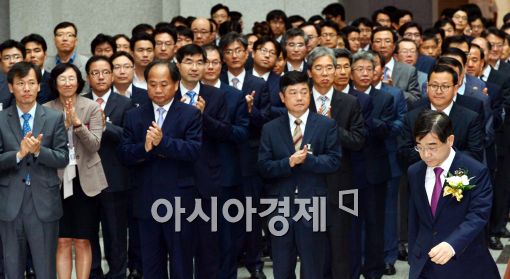 [포토]박수 받으며 입장하는 권순일 대법관