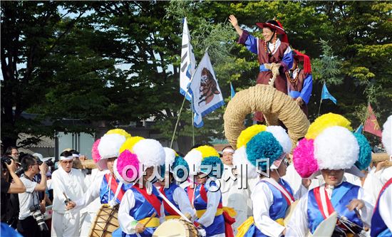 [포토]광주 남구 칠석 고싸움놀이에서 손 흔드는 윤장현 광주시장