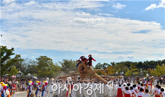 국가지정 중요무형문화재 제33호, 광주 남구 고싸움놀이 축제가 13일부터 14일까지 윤장현 광주시장, 최영호 남구청장, 주민, 관광객 등 1만여명이 다녀간 가운데 대촌 칠석동 고싸움놀이 테마파크 일원에서 성공적으로 개최됐다. 
