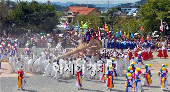 국가지정 중요무형문화재 제33호, 광주 남구 고싸움놀이 축제가 13일부터 14일까지 윤장현 광주시장, 최영호 남구청장, 주민, 관광객 등 1만여명이 다녀간 가운데 대촌 칠석동 고싸움놀이 테마파크 일원에서 성공적으로 개최됐다. 