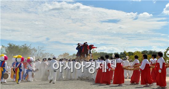 국가지정 중요무형문화재 제33호, 광주 남구 고싸움놀이 축제가 13일부터 14일까지 윤장현 광주시장, 최영호 남구청장, 주민, 관광객 등 1만여명이 다녀간 가운데 대촌 칠석동 고싸움놀이 테마파크 일원에서 성공적으로 개최됐다. 