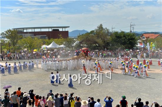 국가지정 중요무형문화재 제33호, 광주 남구 고싸움놀이 축제가 13일부터 14일까지 윤장현 광주시장, 최영호 남구청장, 주민, 관광객 등 1만여명이 다녀간 가운데 대촌 칠석동 고싸움놀이 테마파크 일원에서 성공적으로 개최됐다. 