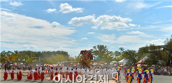국가지정 중요무형문화재 제33호, 광주 남구 고싸움놀이 축제가 13일부터 14일까지 윤장현 광주시장, 최영호 남구청장, 주민, 관광객 등 1만여명이 다녀간 가운데 대촌 칠석동 고싸움놀이 테마파크 일원에서 성공적으로 개최됐다. 