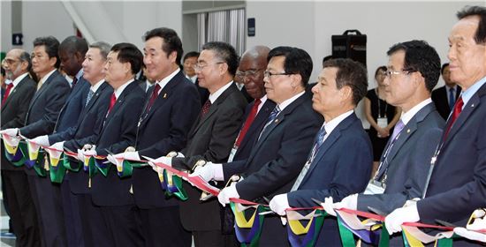 2014 국제관개배수위원회(ICID) 총회가 14일 오후 광주시 서구 김대중컨벤션센터에서 열린 가운데 이동필 농림축산식품부 장관, 2014 ICID광주총회 이상무·박재순 공동조직위원장, 이낙연 전남지사, 윤장현 광주시장, 몽골, 우간다, 태국, 우즈베키스탄 4개국 장,차관 등 각국 농업 관련 주요 인사들이 관개배수시설 전시장 개장을 알리는 테이프를 자르고 있다. 사진제공=전남도