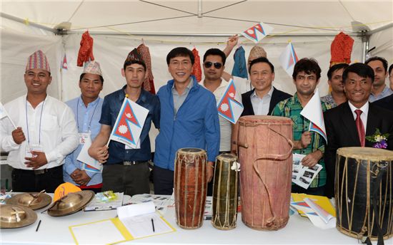 '외국인축제' 행사 참가자들이 안희정(왼쪽에서 4번째) 충남도지사와 기념사진을 찍고 있다.
