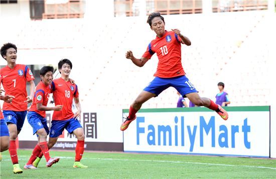이승우(맨 오른쪽)가 일본과의 아시아축구연맹(AFC) U-16 챔피언십 8강전에서 선제골을 넣은 뒤 골 세리머니를 하고 있다. [사진=대한축구협회 제공]