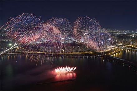 한화가 주최하는 ‘서울세계불꽃축제’가 오는 10월4일 토요일 저녁 7시30분부터 서울 여의도 63빌딩 앞 한강공원에서 개최된다. / 