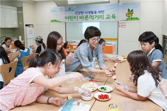 14일 서울 홈플러스 안산점 평생교육스쿨에서 바른 먹거리 강사들이 어린이들에게 건강하고 안전한 식품 선택법을 알려주고 있다. 
