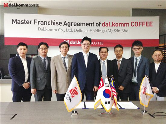 달콤커피가 말레이시아와 싱가포르 합작법인 델막스 홀딩스(Dellmax Holdings)와 글로벌 마스터프랜차이즈 계약을 체결해 해외에 진출한다.