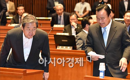 [포토]의원총회 참석하는 김무성·이완구