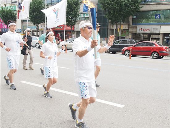 MPK그룹의 정우현 회장이 경기도 하남시 성화봉송 구간에서 2014 인천아시안게임의 성화봉송 주자로 참가했다.
