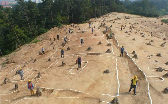 봉산리 유적에서 발견된 도랑으로 구획된 원삼국시대 무덤 전경