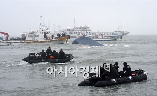 세월호 침몰사고가 발생한 4월16일 진도 앞바다에서 해군이 구조 수색 활동을 펼치고 있다.