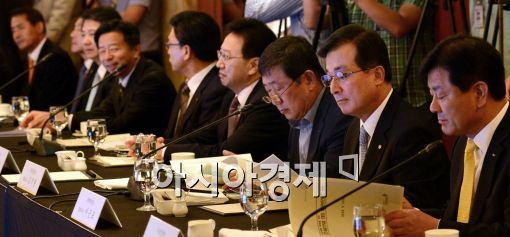 [포토]회의 준비하는 건설회사 관계자들