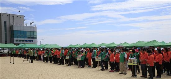 <전남 보성군 및 대구광역시 북구 새마을지도자 1000여명이 참가한 수련대회가 15일 보성 율포 솔밭해변에서 성대히 열렸다.>